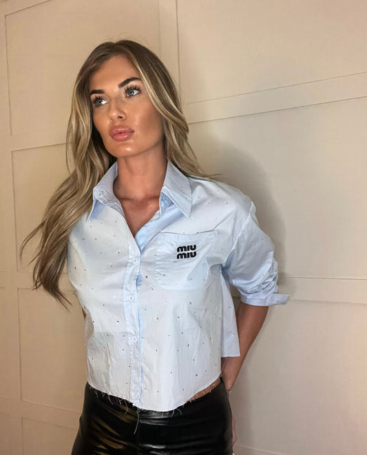 MI CROPPED DIAMANTÉ SHIRT